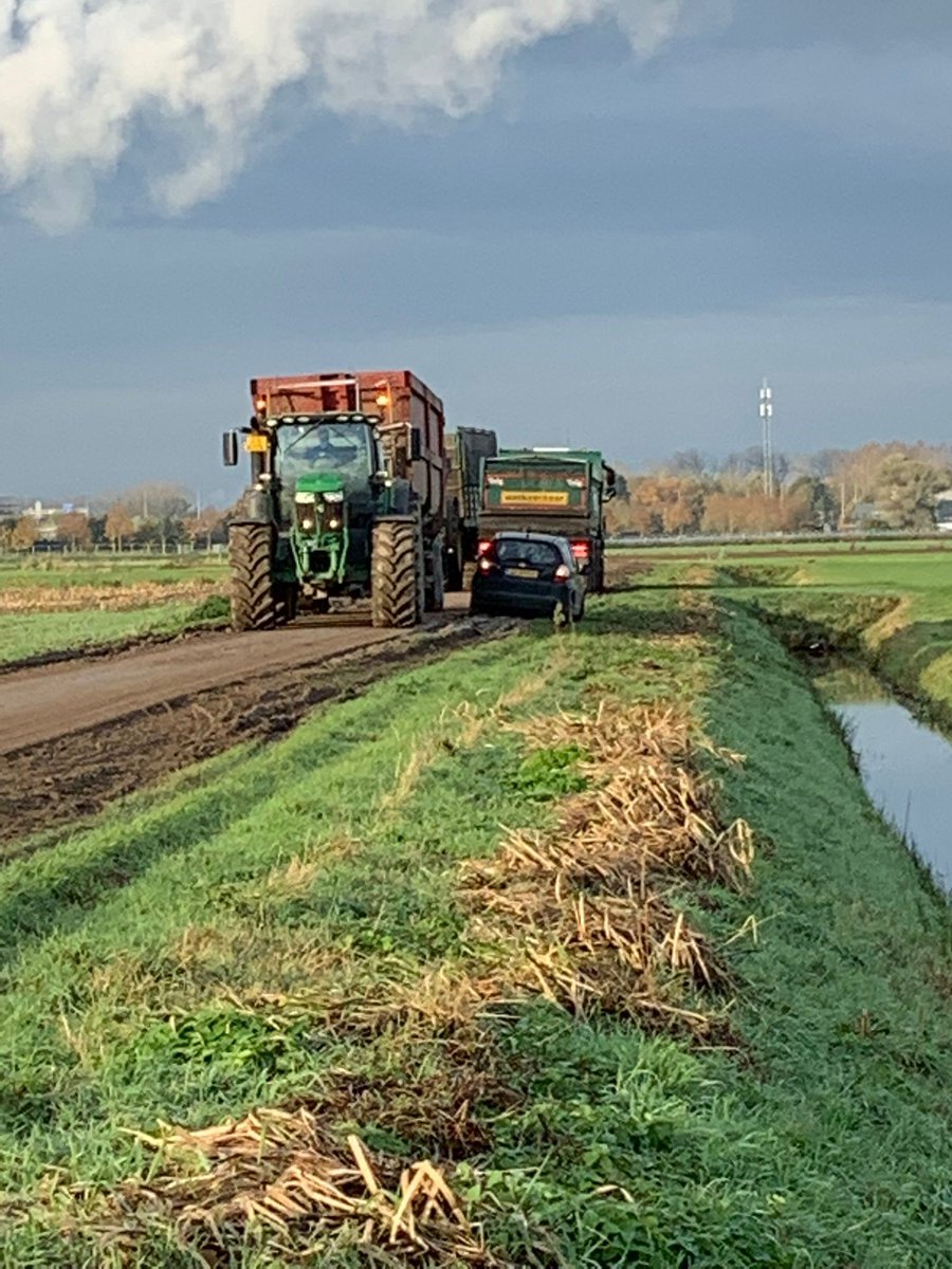 provgelderland's tweet photo. Tot 14 november werken we aan de Rivierweg (#N338) tussen de #A12 en rotonde #N336. Omleidingsroute via A12, N336, N338, N317 en A348. Volg de omleidingsborden. Neem geen sluiproutes via industrieterrein Nieuwgraaf en de Roelofshoeveweg in #Duiven. Zie ➡️ https://t.co/YywayDpoa5 https://t.co/SbzJvyvcGN