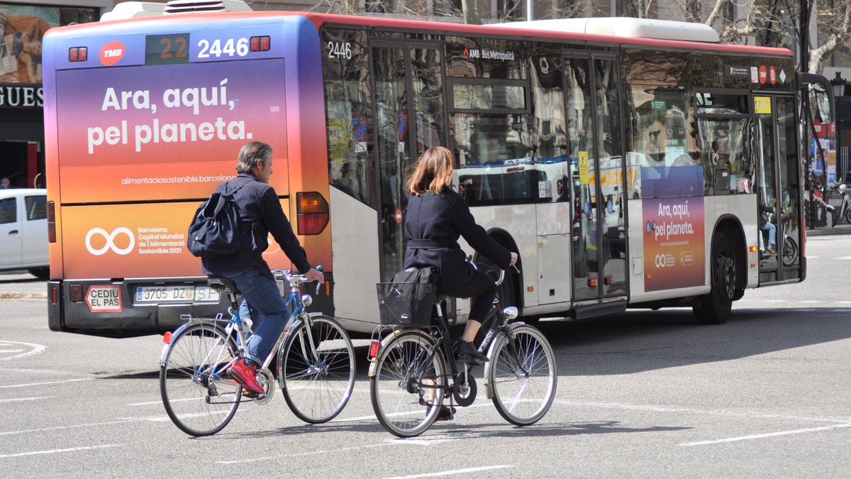 EnbicixBCN's tweet photo. La bicicleta 🚲 és 👇
✅Més ràpida en distàncies curtes i mitjanes 
✅Més sostenible i eficient energèticament 
✅Més saludable, tant per qui pedala com per qui no. 
 #mouteambbici #biciBCN #COP26 
https://t.co/AX5sdV6r3H https://t.co/QdL1EsFx5C