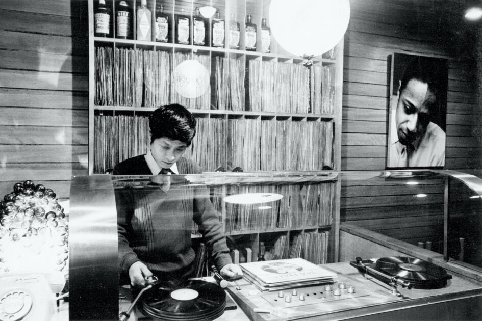 BRUTUS_mag's tweet photo. 今日は #レコードの日 🎼 60年代を象徴するジャズ喫茶〈DIG&amp;DUG〉 https://t.co/tgVzZYRpHJ https://t.co/vuxSRUSGt6