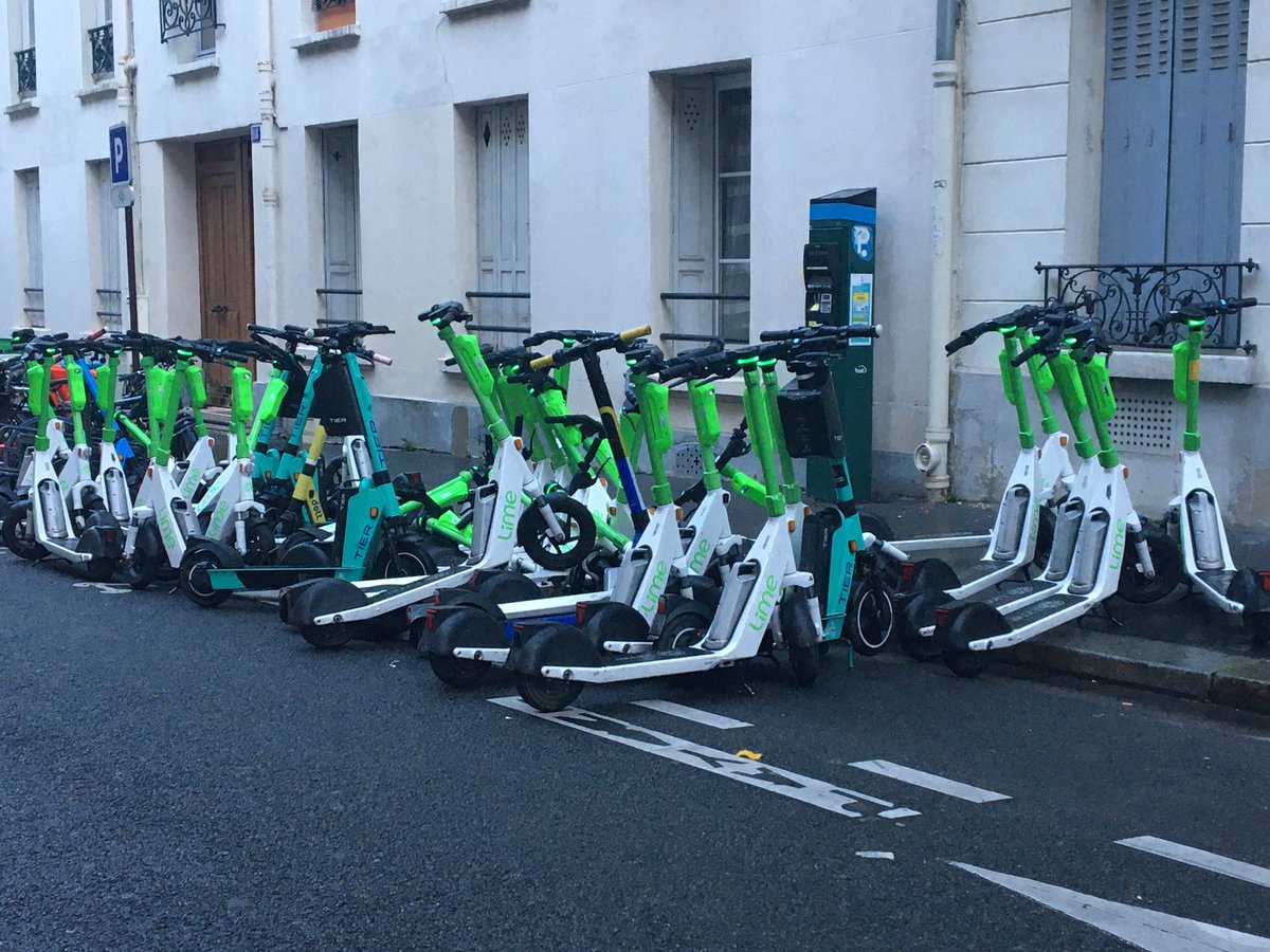 philavigne's tweet photo. Tableau artistique ou pollution urbaine ? Ce matin Rue Paul Fort 14eme !! . #saccageparis @saccageparis https://t.co/TqgAJAPx6f
