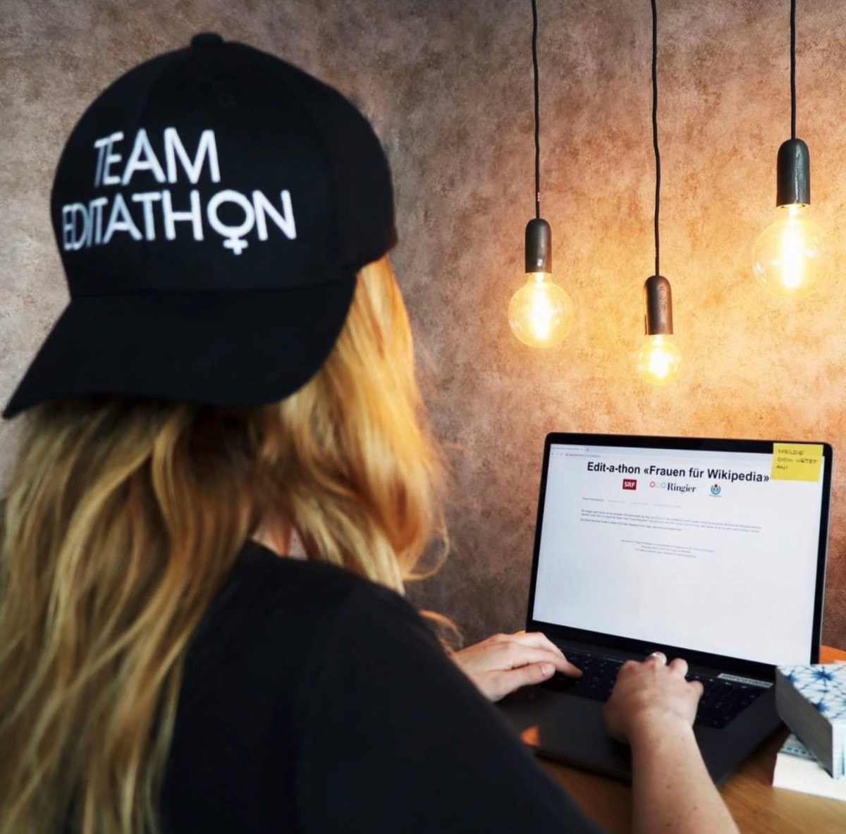 LaeriPatrizia's tweet photo. Danke Team #editathon, Ihr bewegt und schreibt die digitale Welt vielfältiger 🙏🏽! Wir benötigen nächste Woche, am 10. November, erneut Eure Schwarmintelligenz! Helft mit, Rekorde zu brechen! Bequem von zuhause aus 😉. Anmelden 👉🏽: https://t.co/r04EBlR0tM https://t.co/hYXpyeDjMQ