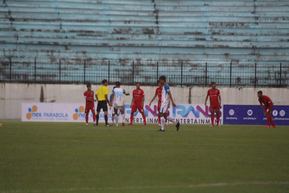 Liga3Official's tweet photo. Sepak bola di cuaca hujan siang ini: @persibasbmsclub vs PSIW Wonosobo
#liga3indonesia #liga3jawa #liga3jateng #persibas #psiw https://t.co/Uc6cQZ4EHZ