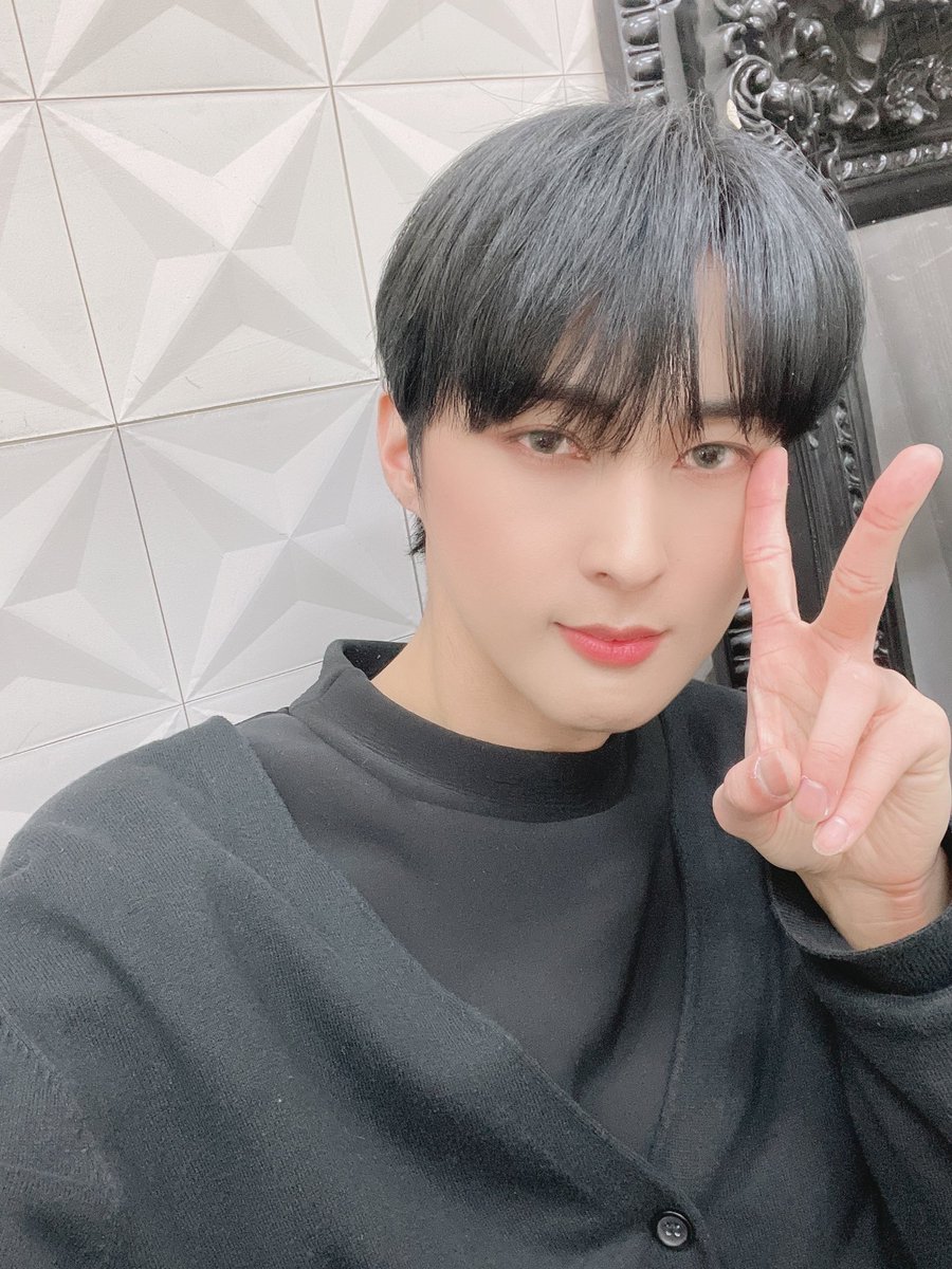 twt_VAV's tweet photo. [#ACE] 뱀즈 셀카 선물 🎁 💝 
오랜만에 우리 바브짹을 살려보자🔥❤️
#VAV #VAVACE #VAMPZ 
#love #teamo https://t.co/hClB1AeEUc