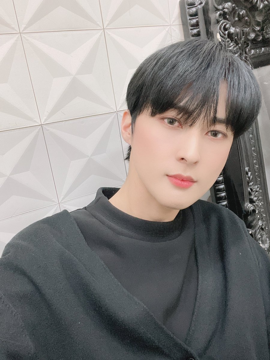 twt_VAV's tweet photo. [#ACE] 뱀즈 셀카 선물 🎁 💝 
오랜만에 우리 바브짹을 살려보자🔥❤️
#VAV #VAVACE #VAMPZ 
#love #teamo https://t.co/hClB1AeEUc