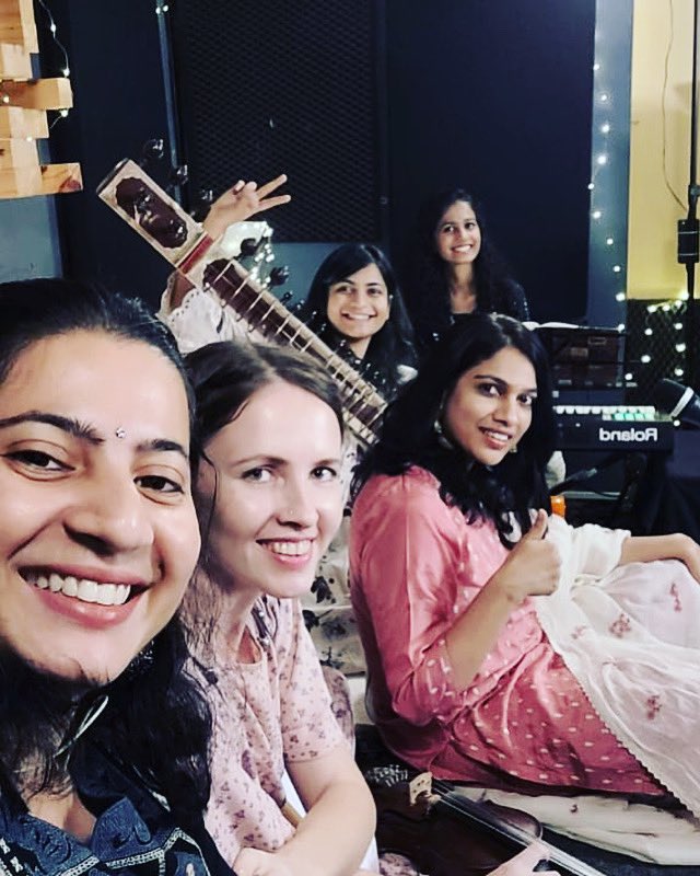 gayathri_asokan's tweet photo. Gayatri ‘s Ghazal girls streaming on @livdemy on Nov 13 th 👧🏽👧🏽👧🏽👧🏽👧🏽 Do book your tickets folks on @LivDemy . Love u all 💕💕 @nastyasaraswati @sitar96 @kaushiki.joglekar @muktaraste .
@Riddhidmodi .
#digitalgig #girlband  

https://t.co/vs4EXqBF0e https://t.co/tIh3E6976v