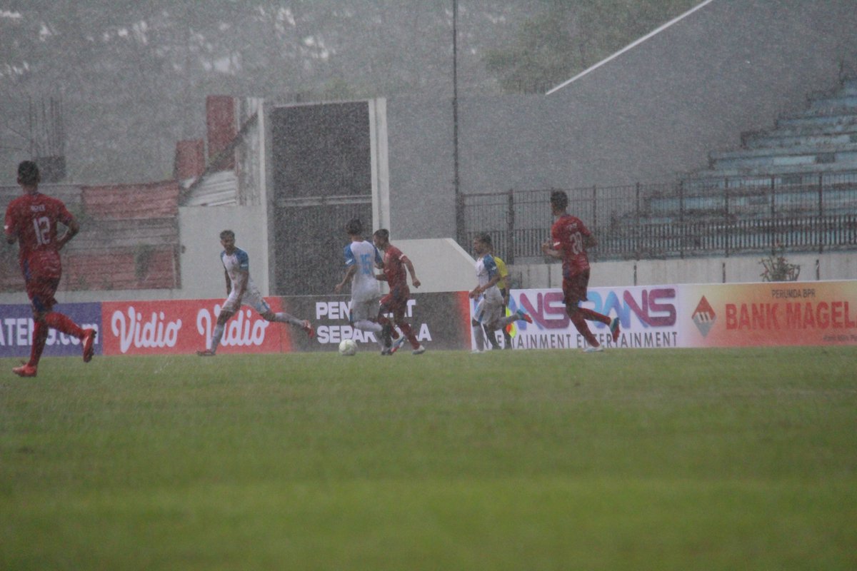 Liga3Official's tweet photo. Sepak bola di cuaca hujan siang ini: @persibasbmsclub vs PSIW Wonosobo
#liga3indonesia #liga3jawa #liga3jateng #persibas #psiw https://t.co/Uc6cQZ4EHZ