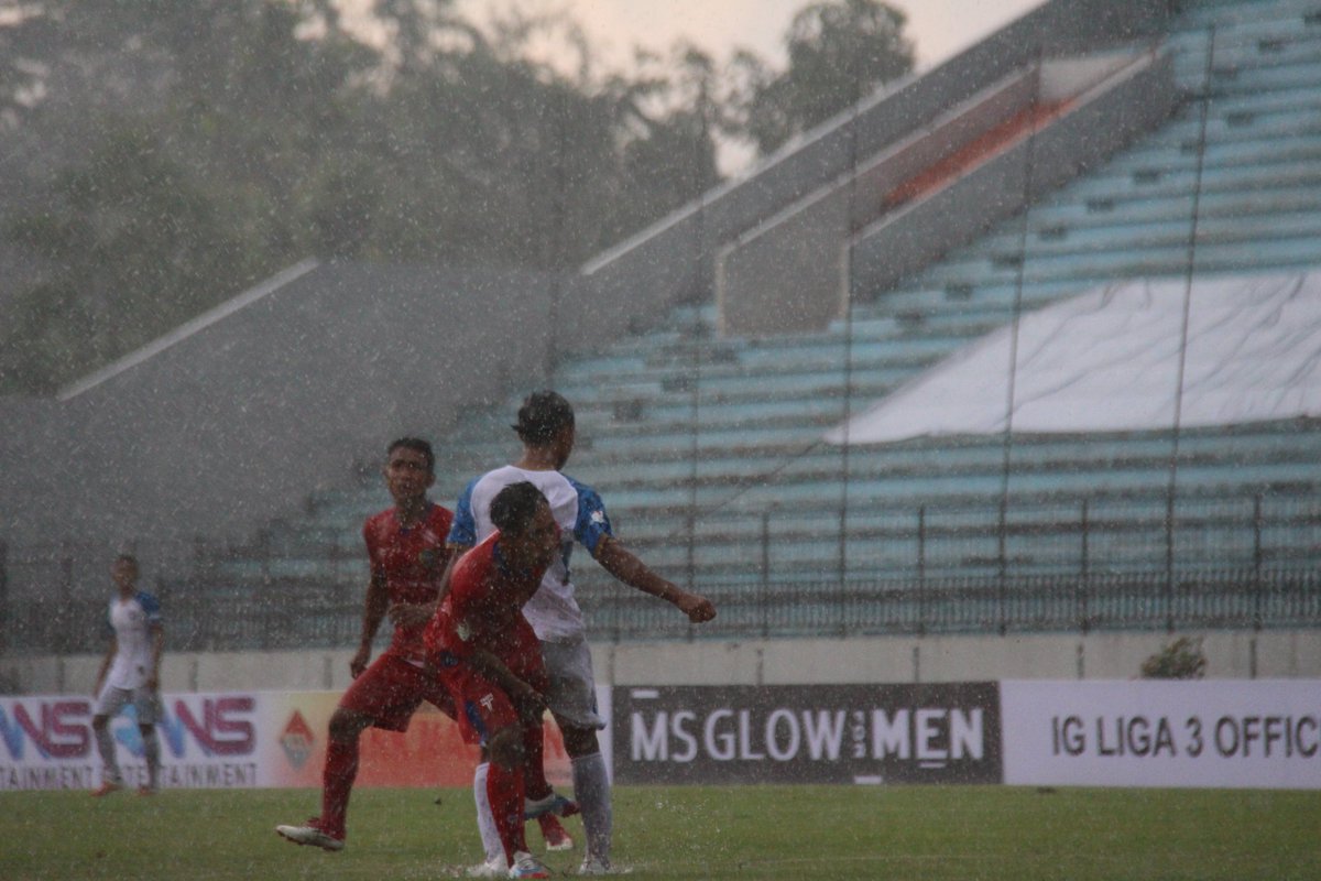 Liga3Official's tweet photo. Sepak bola di cuaca hujan siang ini: @persibasbmsclub vs PSIW Wonosobo
#liga3indonesia #liga3jawa #liga3jateng #persibas #psiw https://t.co/Uc6cQZ4EHZ