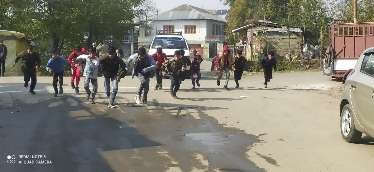 GanderbalD's tweet photo. 𝐑𝐔𝐍 𝐅𝐎𝐑 𝐅𝐔𝐍 
In continuation with #IndianArmy endeavor towards constructive engagement with the young minds &amp; to spread positive vibes among them, A RUN FOR FUN  was organized by Gutlibagh Army Camp for the youth of Wayil Wooder, #Ganderbal 
#VictoryAtShalateng 
#Kashmir https://t.co/VnUdycnedp