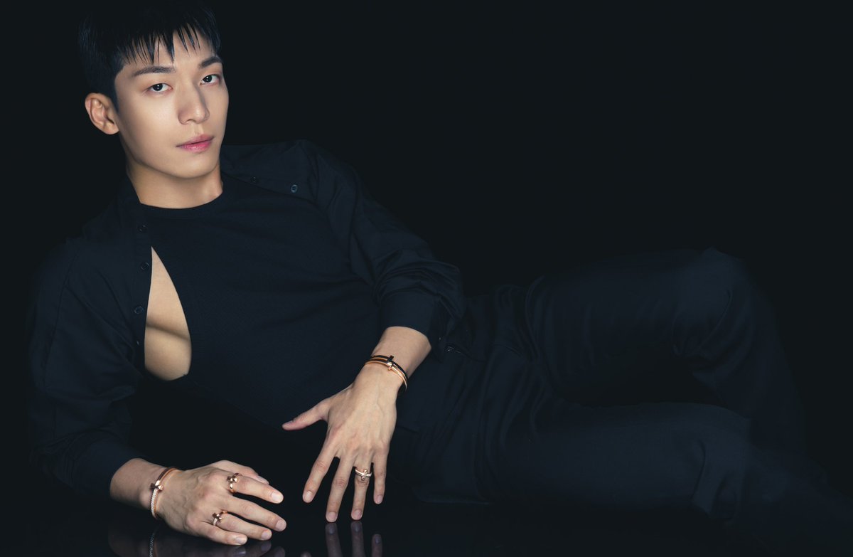 DazedKorea's tweet photo. FOR US STYLED BY T #협찬

모든 것은 다음과 같은 원칙에서 출발했다. 위하준을 위해, 티파니의 스타일을 위해.

#TiffanyAndCo #StyledbyT #티파니 #TiffanyT1 #JeanSchlumberger #티파니T1 #위하준 #WiHajun 

더 많은 화보와 기사는 <데이즈드> 11월호에서 만나볼 수 있습니다. https://t.co/lrr0ibJZub