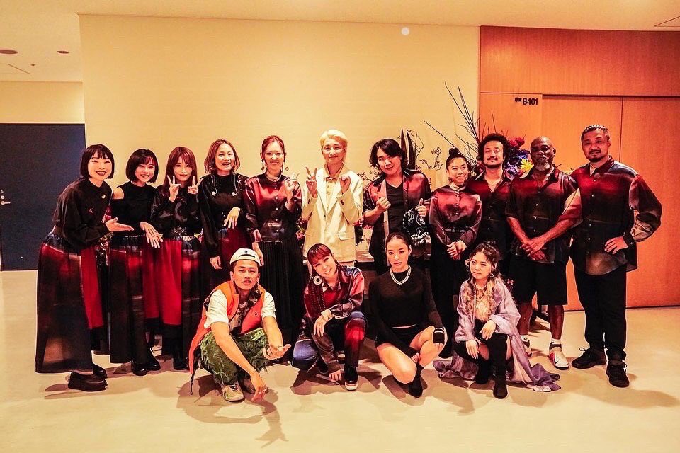 Azumi_Takahashi's tweet photo. AI20周年記念ツアー「IT'S ALL ME」の全ツアーが終了しました。
2021年この方々に本当に救われました。言葉にはできません。
でも、心が満たされまくってほかほかです。みんならぶ。
@micaholic1981
20周年おめでとう!誕生日おめでとう!一緒に歌えて本当に幸せ!ほんとにらぶ!
#ai #itsallme https://t.co/luo9Pojw4Y