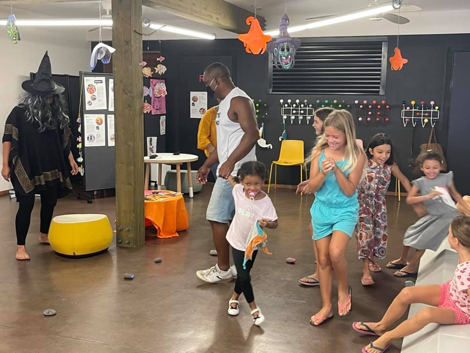 Grand-mère Kalle, kel lèr y lé ? 🧙🏾‍♀️🧙🏾‍♀️🧙🏾‍♀️
minuit ! 😱😱😱
Les enfants de #SaintLeu ont été invités à découvrir ou à redécouvrir la véritable histoire de #GrandMèreKalle une représentation interactive et colorée, proposée par l'équipe de la médiathèque #Baguett'👏👏👏