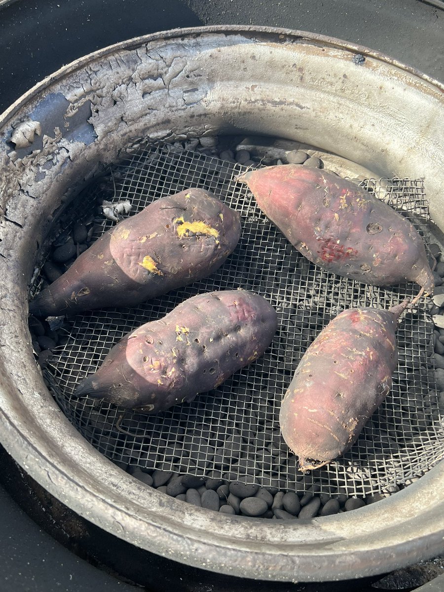 y_orb's tweet photo. 今日は一応お祭りってことで❗️

地元の神輿は今年もコロナで中止だからゆっくり炭おこして❗️

新米がうまい😁 https://t.co/iRMwzlL1ke