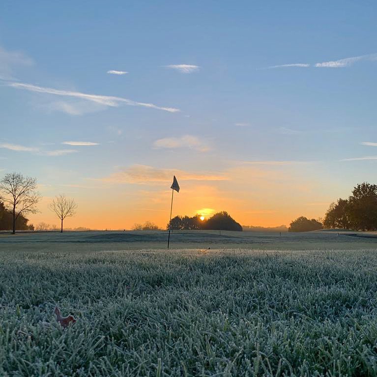 PaultonsGolf's tweet photo. Morning had broken, kickstarting another crisp, sunny November day! 🌅 

#golfcoursesunrise #hampshirelife #golfcoursephotos #newforest #paultons https://t.co/Vd3PTvx5Oo