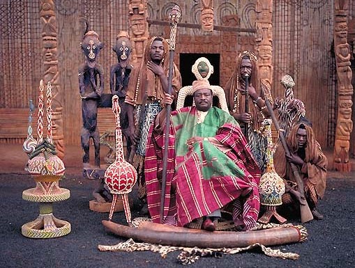 gampsonfranck's tweet photo. LES BAMILÉKÉS- #Cameroun
Les Bamilékés sont descendants des baladis partis de l’Égypte au ixe siècle de notre ère. Ils arrivèrent en région tikar vers le milieu du xiie siècle avant de se diviser vers 1360 à la mort de leur dernier souverain unique, https://t.co/XYQKLwc9d3