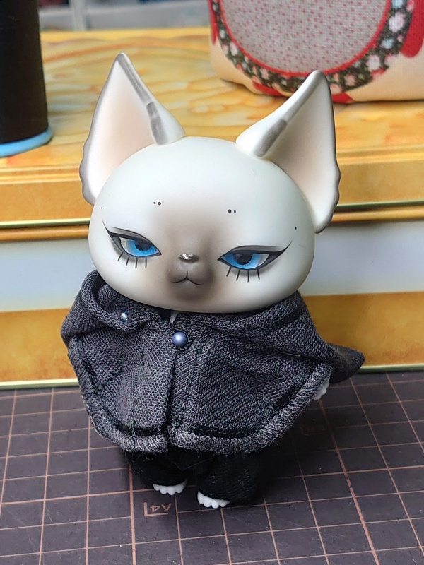 Simlacrum_F's tweet photo. ケープコートも仕上げました。
判ってはいたけど、フードを脱ぐとマントみたいになっちゃうなー💦
パーカーのは見せフードなので被れないのだけど、被れるように作るとどうしてもこうなってしまうね
#月夜見街の手仕事
@DearMineDoll
#DearMine #dearminedoll
#디어마인 #Dear_sesame #Dear_beans https://t.co/ExRR3y3Yb5