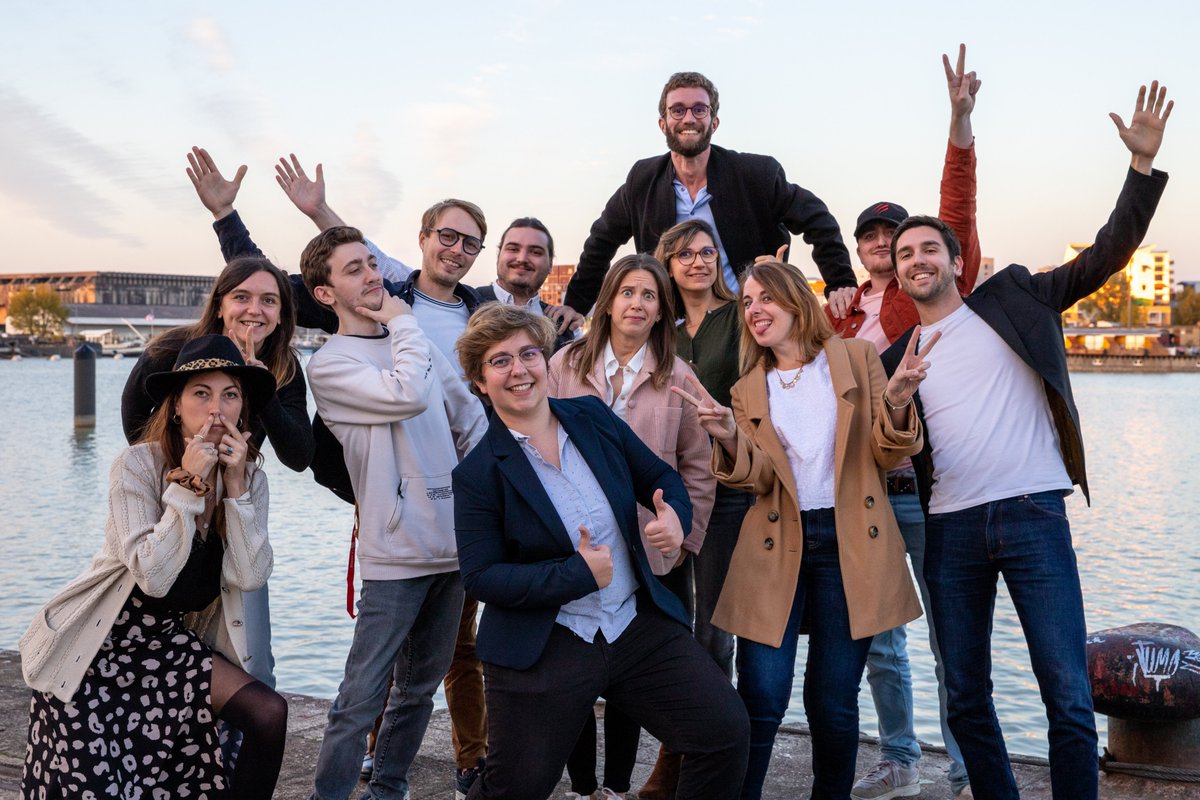 ProgramistoTech's tweet photo. What a #team 🥰 on adore les visages heureux de nos #Programistoj* à l'occasion de notre #afterwork mensuel 🎉
👉 Retrouvez une partie de l'équipe en immersion à @atbdx à partir de demain 🤹‍♀️

*Programistoj est le pluriel de #Programisto, Développeur. se en #Esperanto

#agile https://t.co/zVZ8kSUPhS
