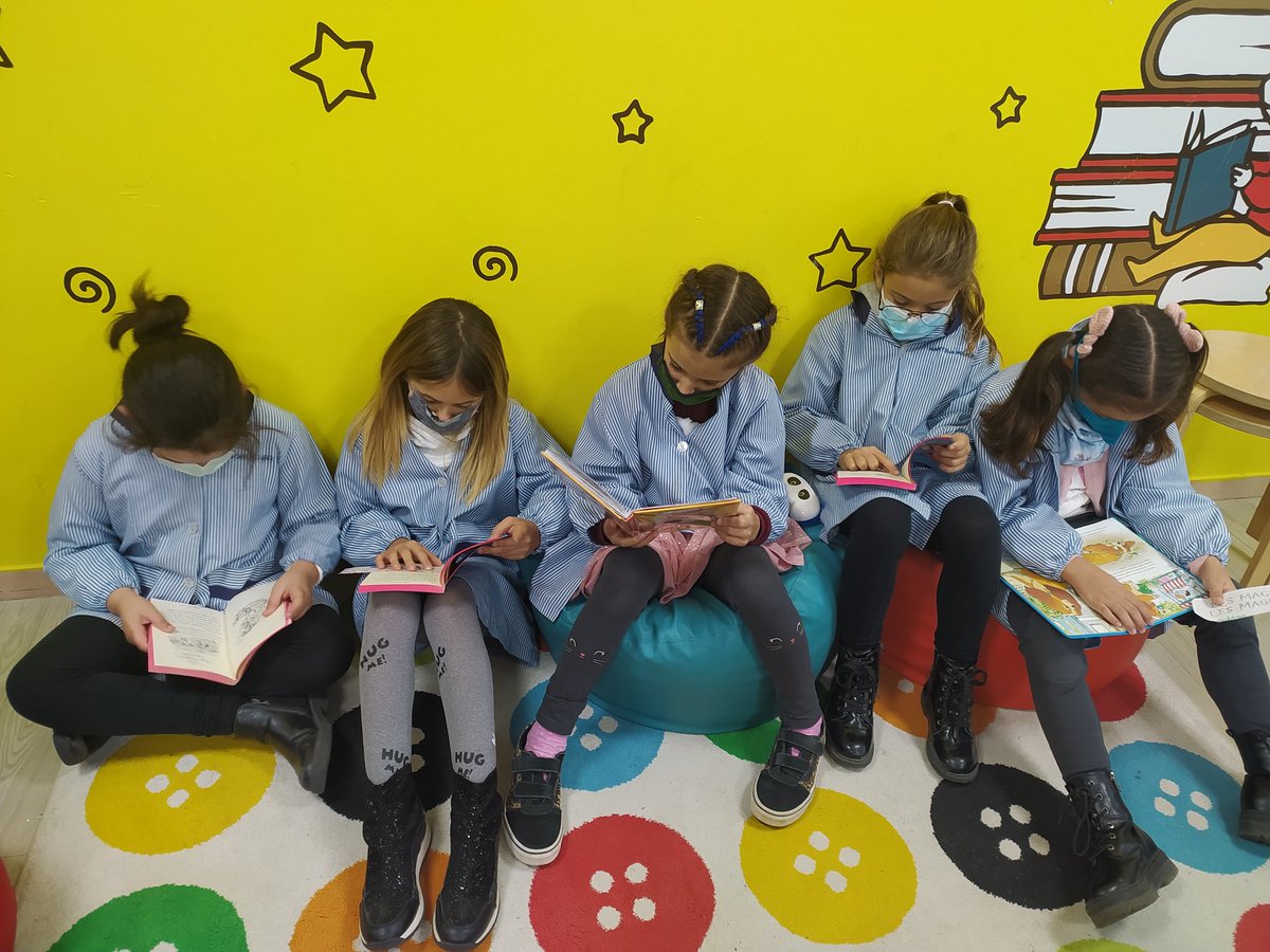 virolai_molins's tweet image. Ens encanta llegir!! Avui hem anat a la Medialab a descobrir històries fantàstiques!! #2PRI