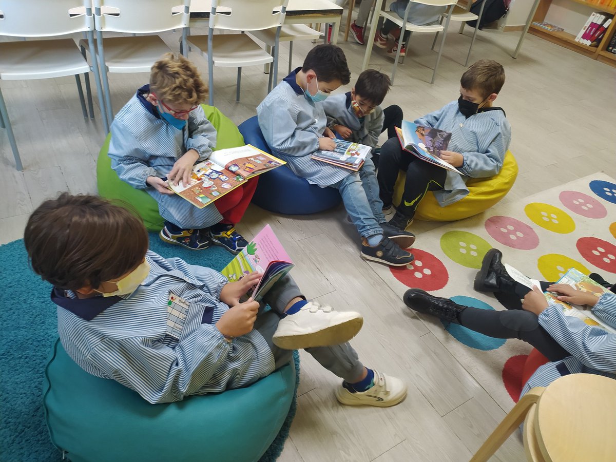 virolai_molins's tweet image. Ens encanta llegir!! Avui hem anat a la Medialab a descobrir històries fantàstiques!! #2PRI