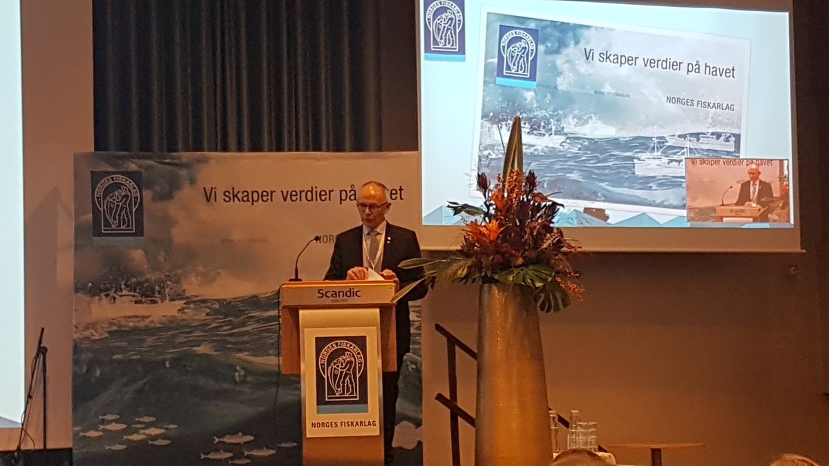 Spent forventning under åpningen av <a href="/NorgesFiskarlag/">Norges Fiskarlag</a> sitt landsmøte med god deltakelse fra <a href="/NFdep/">Nærings&fiskeridep</a> og <a href="/rafisklaget/">Norges Råfisklag</a> .