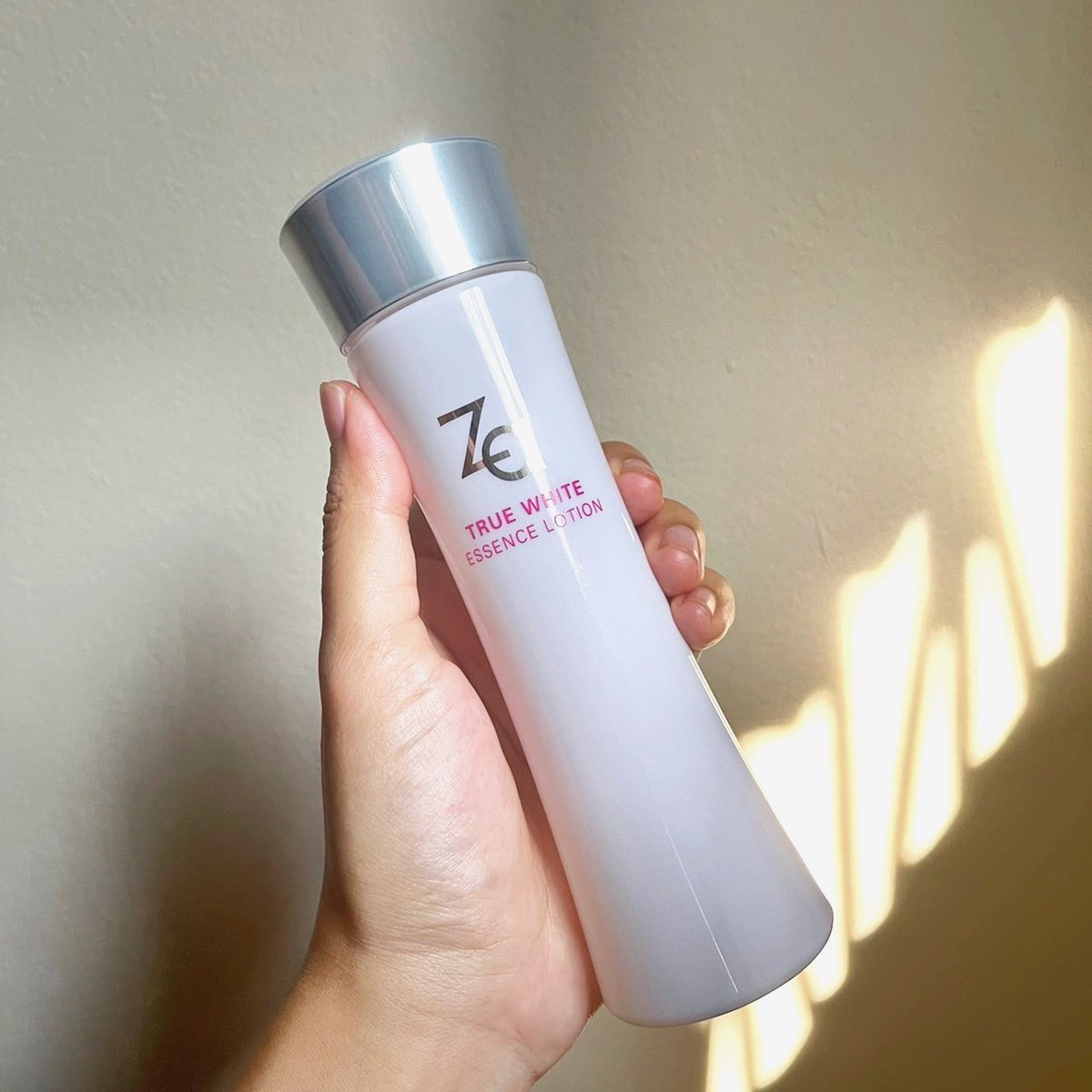 memayerr's tweet photo. ZA True White Essence Lotion เป็นอีกไอเท็มที่ตุนไม่เคยขาด น้องช่วยให้ผิวสว่างขึ้น เนียนขึ้นจริง เมย์ใช้ทาหน้าละชอบเอามาทาตัวด้วย วันนี้วัตสันออนไลน์มีโปรลด 50%เหลือ 210บาท ที่ https://t.co/1fDeazuTIQ ห้ามพลาดเลยนะ ย้ำอีกรอบว่าแค่ 3-5 พย เท่านั้น #รีวิววัตสัน #ไอเทมลับWatson1111 https://t.co/pEKOUzfdOc
