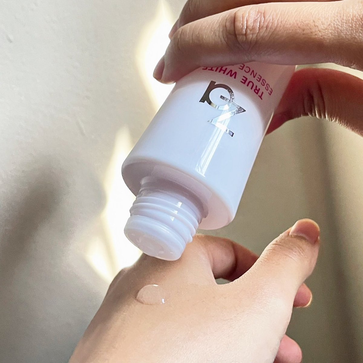memayerr's tweet photo. ZA True White Essence Lotion เป็นอีกไอเท็มที่ตุนไม่เคยขาด น้องช่วยให้ผิวสว่างขึ้น เนียนขึ้นจริง เมย์ใช้ทาหน้าละชอบเอามาทาตัวด้วย วันนี้วัตสันออนไลน์มีโปรลด 50%เหลือ 210บาท ที่ https://t.co/1fDeazuTIQ ห้ามพลาดเลยนะ ย้ำอีกรอบว่าแค่ 3-5 พย เท่านั้น #รีวิววัตสัน #ไอเทมลับWatson1111 https://t.co/pEKOUzfdOc