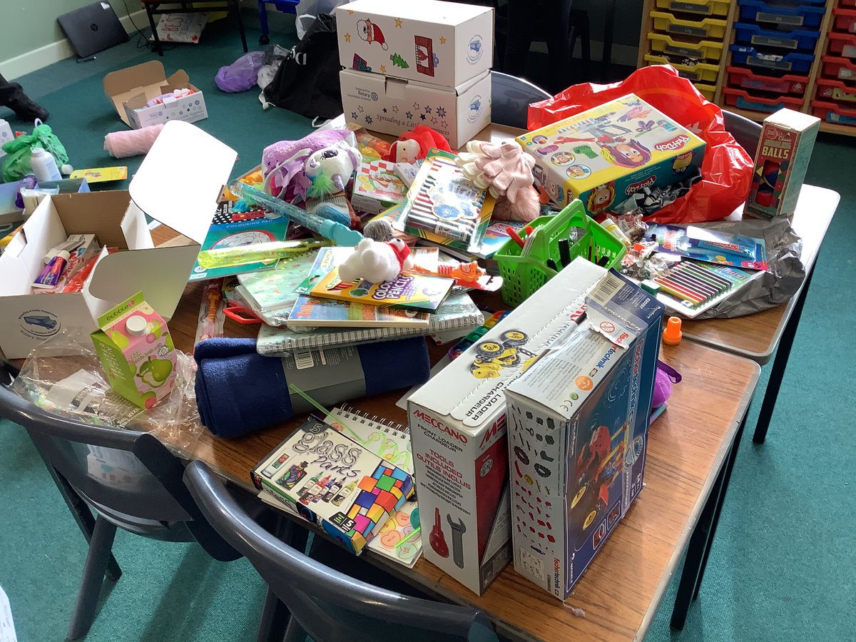 P4-7 were busy filling the shoeboxes for the Rotary appeal. A huge thank you to all who donated! Christmas will be made all the more special. #Rotakids