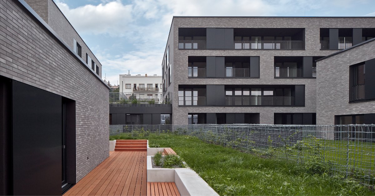 Schön gelegen in naturnaher Umgebung befindet sich der Wohnkomplex "Four Houses in One". Die strukturierte Fassade, mit im wilden Verband verlegter Fläche, wartet mit fein nuancierten Grautönen auf.

Fotos: BoysPlayNice, Photography &amp; Concept

#ströher #stroehergroup #bricks