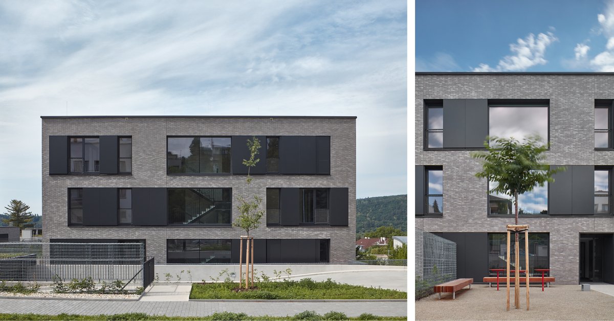StroherG's tweet photo. Schön gelegen in naturnaher Umgebung befindet sich der Wohnkomplex "Four Houses in One". Die strukturierte Fassade, mit im wilden Verband verlegter Fläche, wartet mit fein nuancierten Grautönen auf.

Fotos: BoysPlayNice, Photography &amp; Concept

#ströher #stroehergroup #bricks https://t.co/pjq0dyObbx