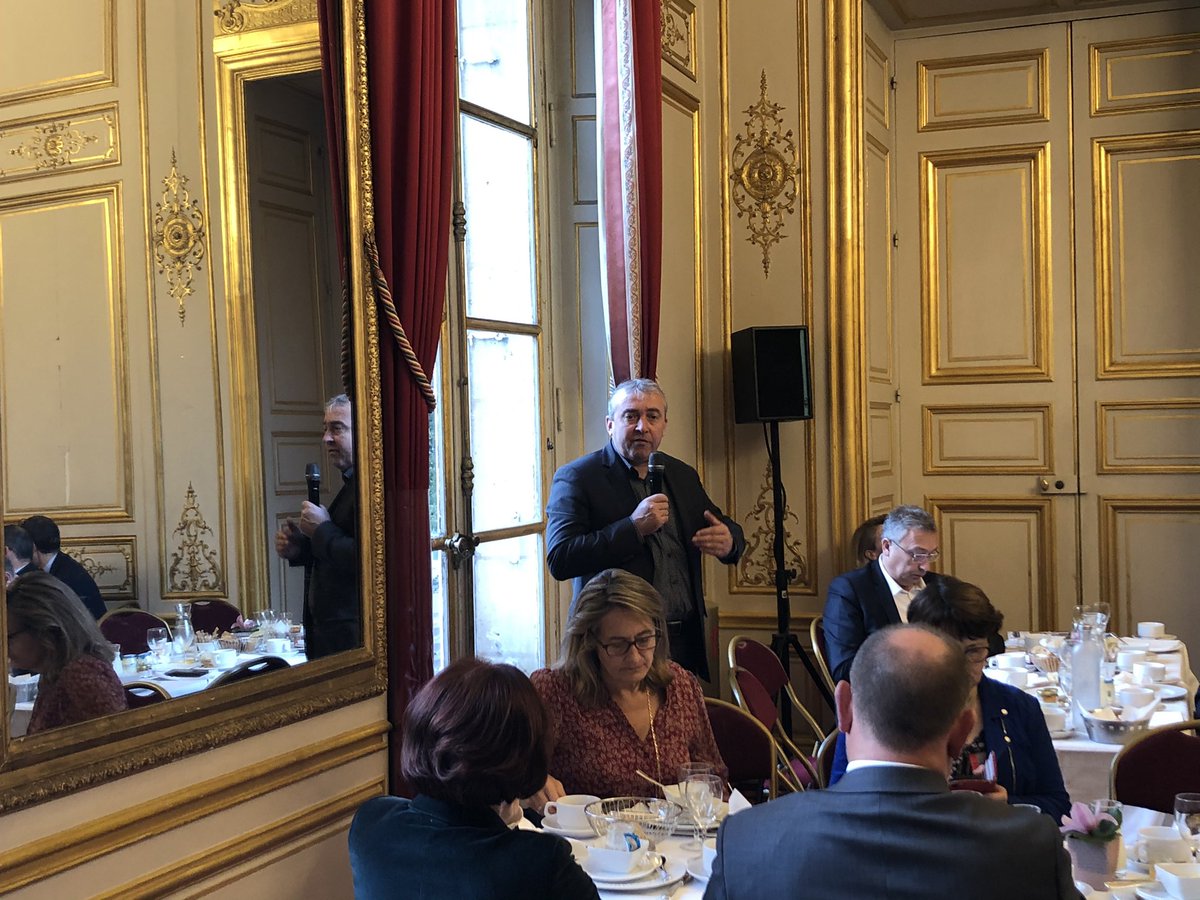FNSEA's tweet photo. « Nous vous remercions pr les améliorations décisives que vous avez apportées au texte de loi #Ega2. Nous demandons au @gouvernementFR de faire appliquer la loi au + vite. La ↗️ des prix appliquée par les #distributeurs aux #conso doit redescendre aux #agris ! »@BenezitPatrick https://t.co/kFP4UuqymB