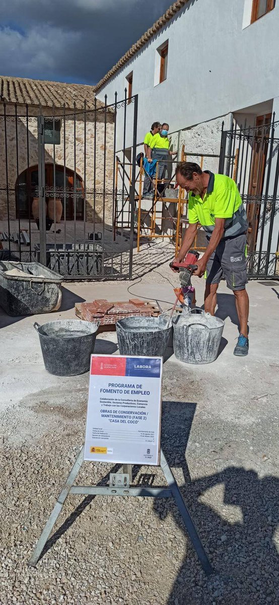 GVAlabora's tweet photo. #BonDia☀️
🚧Continuen les obres de conservació i manteniment de la🏠Casa del Cocó, edificació rural típica de la #MarinaAlta, a través del programa #EMCORP de #Labora
👉En aquesta 2ª fase, @calp_ayto ha contractat durant 6 mesos a quatre persones desocupades 👷‍♀️👷‍♂️
#SomLabora https://t.co/iNRHlzGz4k