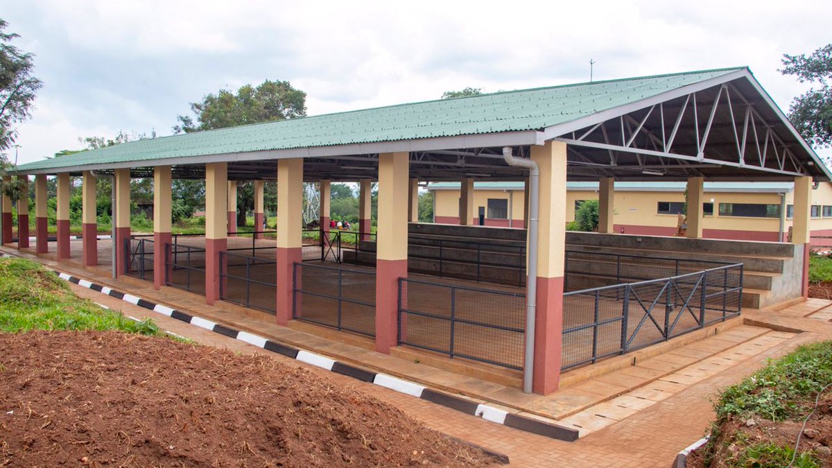 MoESWorldBankUG's tweet photo. #TVETReformsug. Enrol at Bukalasa Agricultural College and gain internationally recognised skills in Agriculture. The new infrastructure at the College, provided through #USDP with #WorldBank support are a class apart. @Educ_SportsUg @KomugishaOlivia @andywalkerUG @TVETuganda https://t.co/7UqZM8cM5x