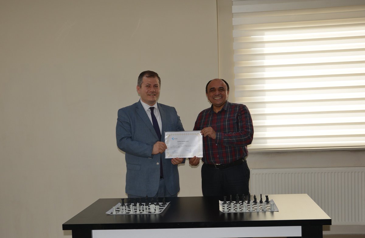 iskurdenizli's tweet photo. Denizli İŞKUR İl Müdürlüğümüz personeli arasında düzenlediğimiz satranç turnuvası sona erdi. Katılanlara İl Müdürlüğümüz yöneticileri tarafından "Katılım Belgesi" takdim edildi. https://t.co/eFmey7Peji
