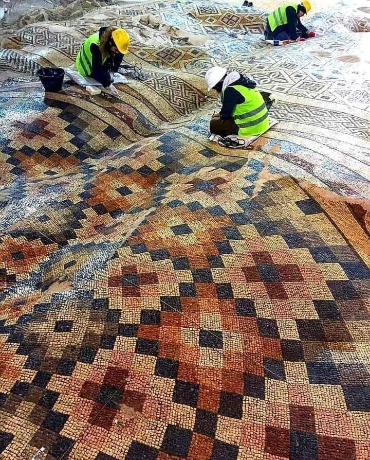 JamesLucasIT's tweet photo. Il mosaico romano più grande del mondo, scoperto durante i lavori all'Hilton di Antiochia in Turchia. 
La superficie è ondulata a causa dei terremoti. https://t.co/feHVrxAj4O