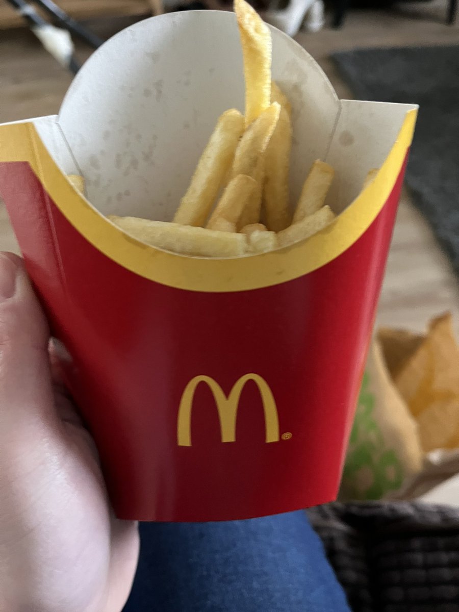 kellybiffa1's tweet photo. @McDonaldsUK this is what I received today for my order or large fries!! Very frustrating when you get all the way home to find a poor order quality. https://t.co/ZwGToPGciW