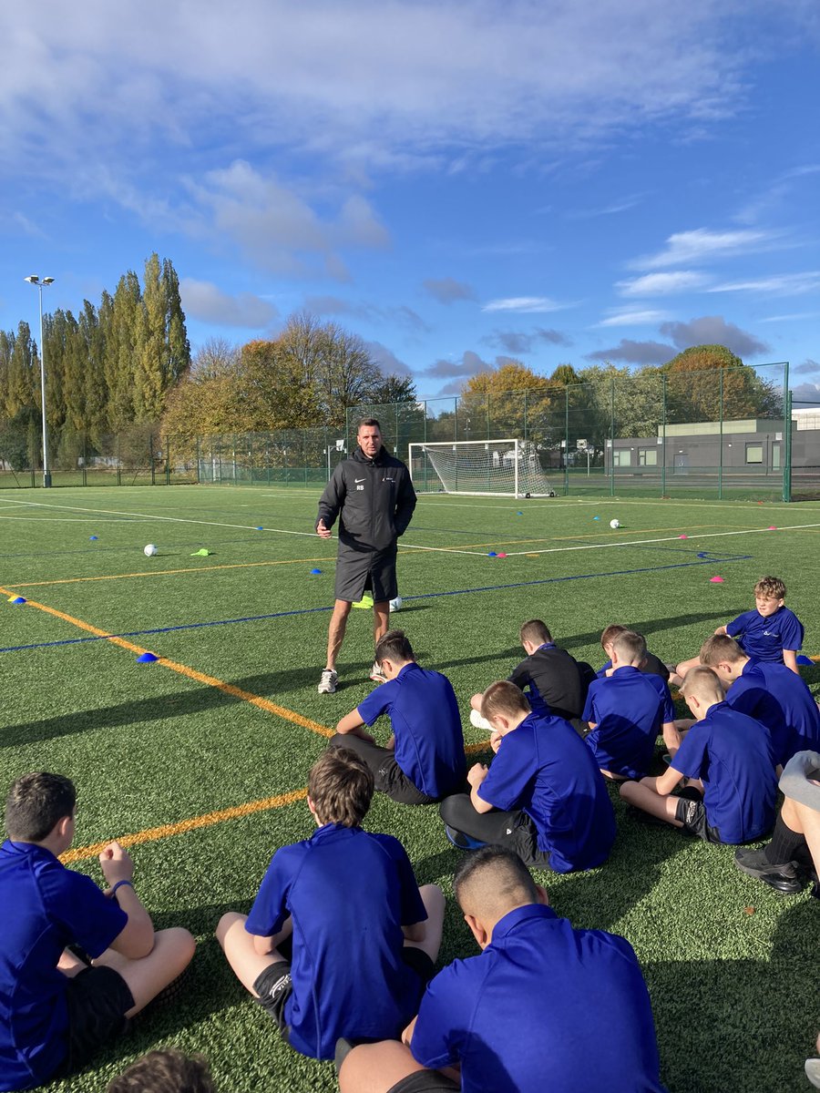 delacy_pe1's tweet photo. Mr Belk delivering an outstanding football lesson to Y9s this morning. @DeLacyAcademy #passandmove #lovethelearning #engagement https://t.co/Mcwef37XxG
