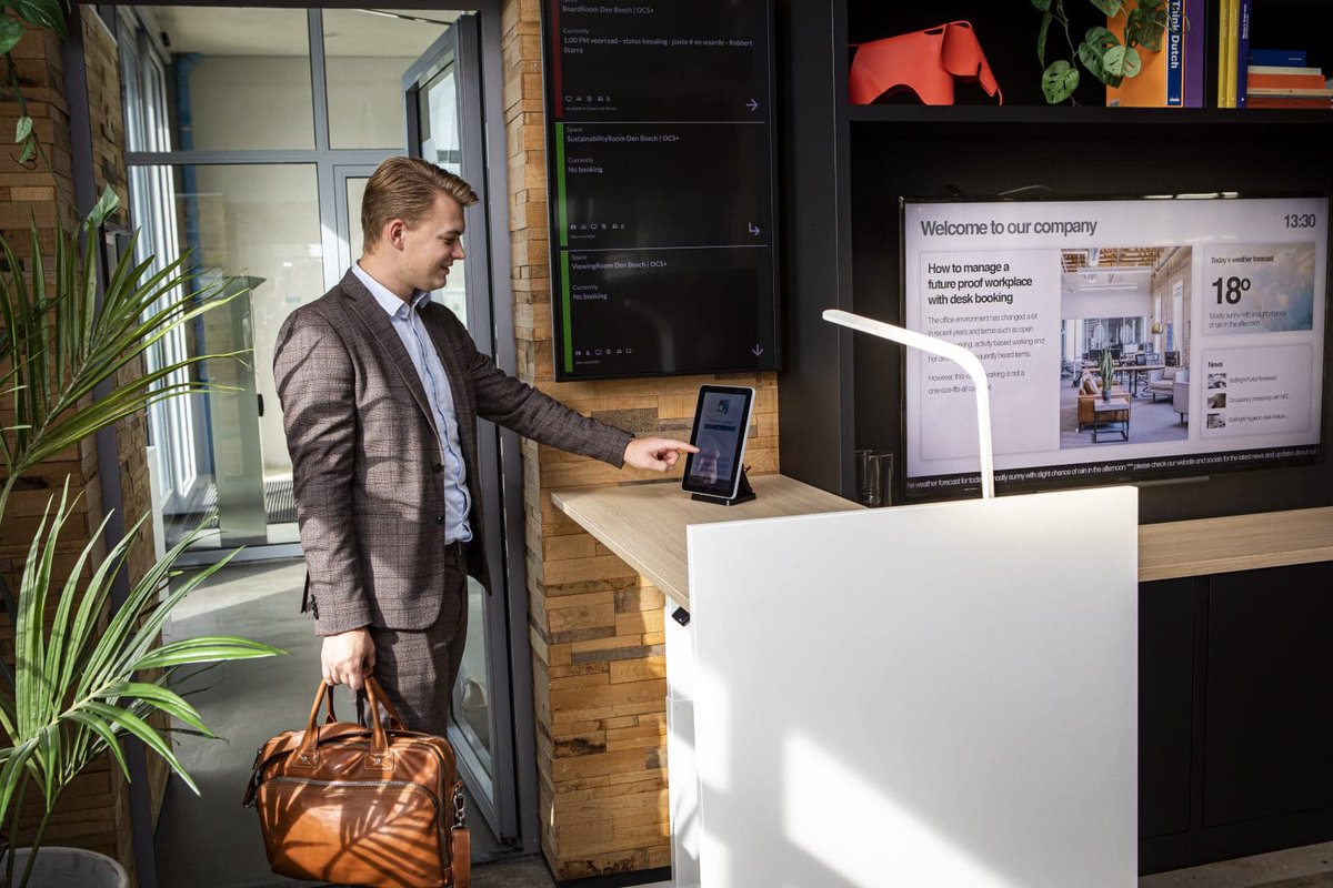 EpatraBV's tweet image. How digital reception software can improve visitor experience. Not only employees return to their offices, so are their visitors, but what about the first impression. bit.ly/3CGkepz #BackToBusiness #digitalreception #wayfinding #backtowork #avtweeps #GoBright #Visitors