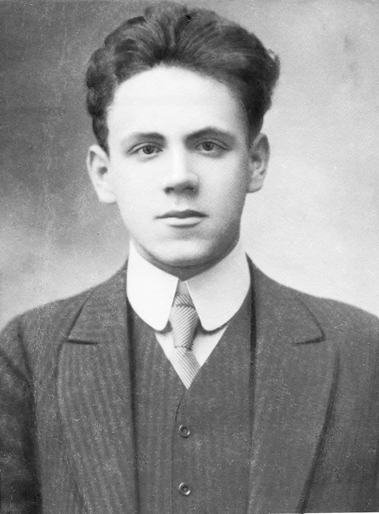 Russia's tweet photo. 📚🧒His poems - easy to learn, imbued with good humour - are an essential part of any Russian's childhood.
🇬🇧It was he who introduced English & Scottish ballads and Shakespeare's sonnets to Russian readers.
👉Samuel #Marshak, our beloved poet & translator, was born #OTD in 1887 https://t.co/TBr99SEywG