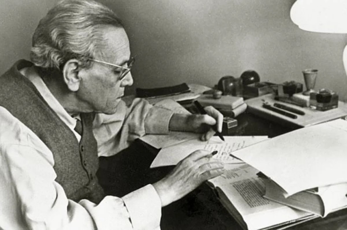 Russia's tweet photo. 📚🧒His poems - easy to learn, imbued with good humour - are an essential part of any Russian's childhood.
🇬🇧It was he who introduced English & Scottish ballads and Shakespeare's sonnets to Russian readers.
👉Samuel #Marshak, our beloved poet & translator, was born #OTD in 1887 https://t.co/TBr99SEywG