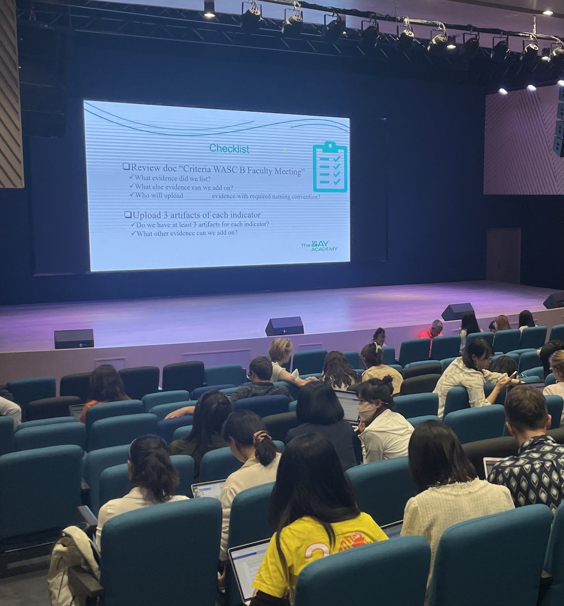 #TheBaySz faculty collaboratively discuss indicators and select artifacts - led by our wonder #WASC B Focus Group #Issedu