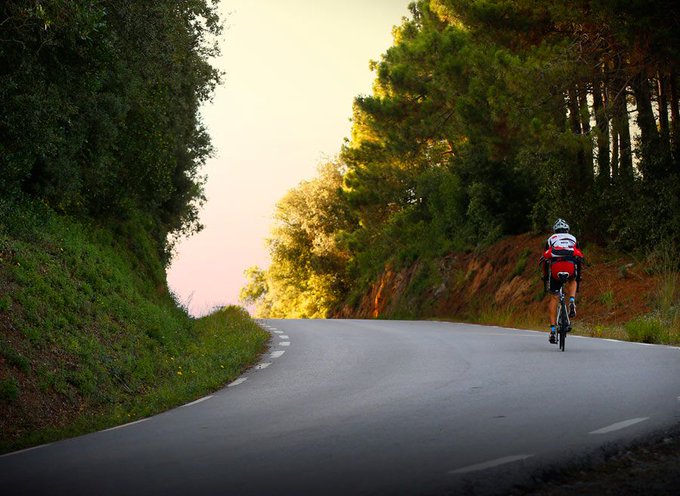 A este ciclista también le esperan en casa.
Por lo tanto dale al menos 1,5 m. de distancia lateral al adelantar. 

Las carreteras convencionales dejan poco margen al error por su estrechez y, en algunos casos, por su escaso o nulo arcén. 

#SeguridadVial🚴‍♀️🔛🚗