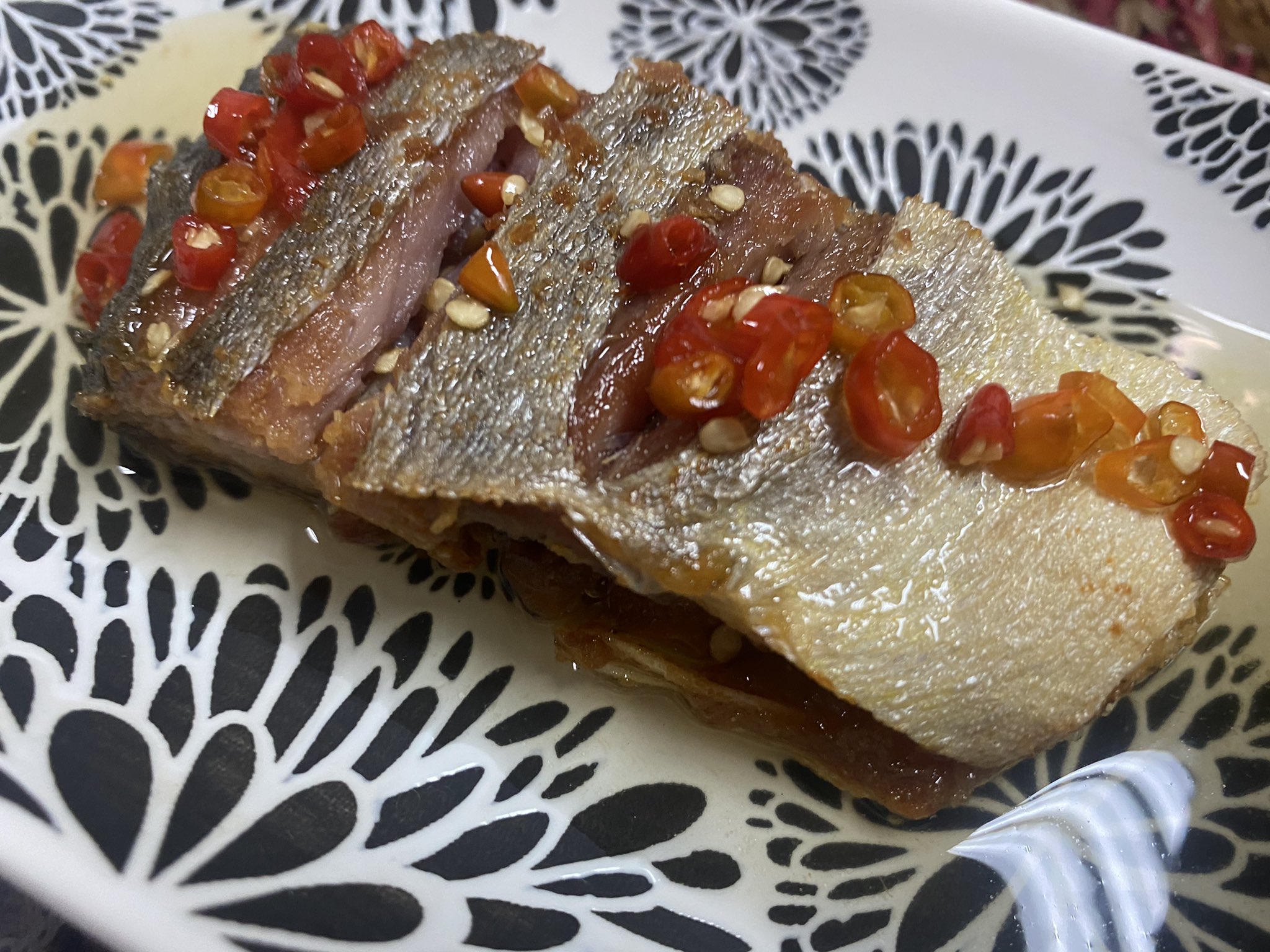 Twitter Jtbマレーシア 公式 マレーシアの発酵食品のひとつ イカンマシン お魚を塩漬けにして発酵したものを天日干ししたものです ナシゴレンにいれたりすることもありますが 今回はこのようにライムとチリをかけて白ごはんと一緒に