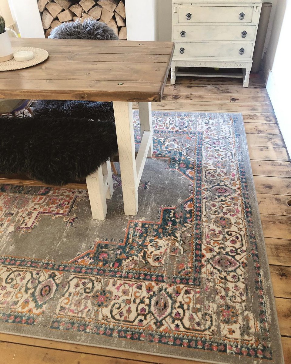 Vintage furniture and a vintage style rug for the perfect farmhouse interior 🤎 Shop here  bit.ly/3bADR6u