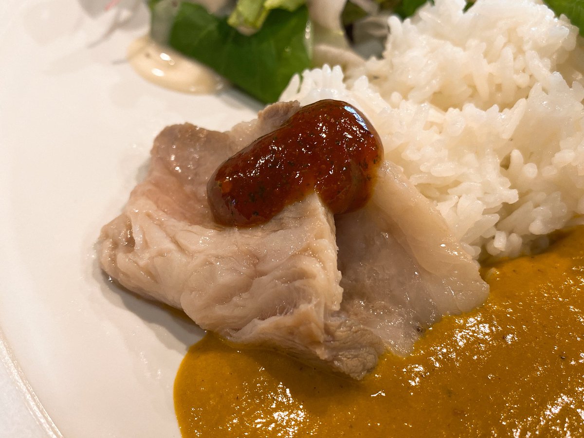 spicepaccho's tweet photo. 流行りのポタージュカレーで圧倒的人気を誇るお店。今日はカボチャとほんのり柚子でした。マイルドでクリーミーな食感が特徴的でキーマや副菜との相性も良く一瞬で完食。うめぇ。ダルと白菜が混ざったキーマも珍しくて個人的にめっちゃ好みでした。夜営業再開も嬉しい
#pimer #肥後橋 #スパイスカレー https://t.co/4BNK8xuqaq