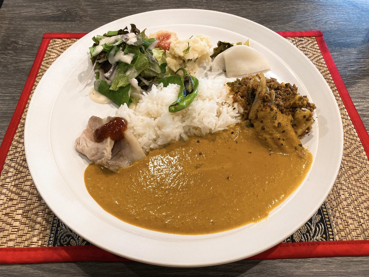 spicepaccho's tweet photo. 流行りのポタージュカレーで圧倒的人気を誇るお店。今日はカボチャとほんのり柚子でした。マイルドでクリーミーな食感が特徴的でキーマや副菜との相性も良く一瞬で完食。うめぇ。ダルと白菜が混ざったキーマも珍しくて個人的にめっちゃ好みでした。夜営業再開も嬉しい
#pimer #肥後橋 #スパイスカレー https://t.co/4BNK8xuqaq