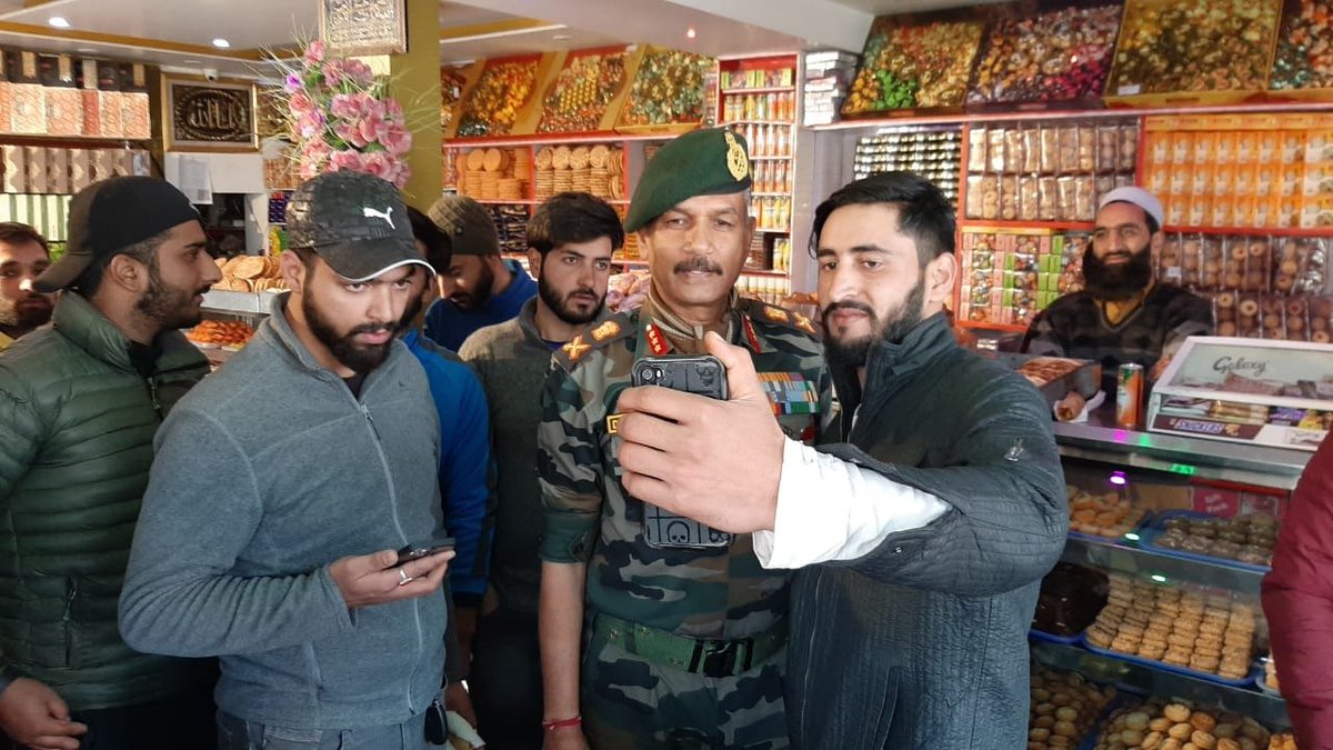 ChinarcorpsIA's tweet photo. GOC 15 Corps, Lt Gen DP Pandey exploring the markets of Shopian in #Kashmir.
#IndianArmy
#AwamArmyConnect
#KashmiriAwaam
#HumsayaHaiHum
@adgpi
@NorthernComd_IA https://t.co/kL147ZgXPJ