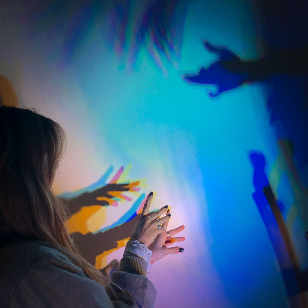 lea_lighting's tweet photo. L’heure est à l’expérimentation chez LEA avec de nouveaux tests lumière hauts en couleur! 🔦

#lighting #lighttest #conceptionlumiere #camaieu #projecteur https://t.co/gbPC4dgGMS