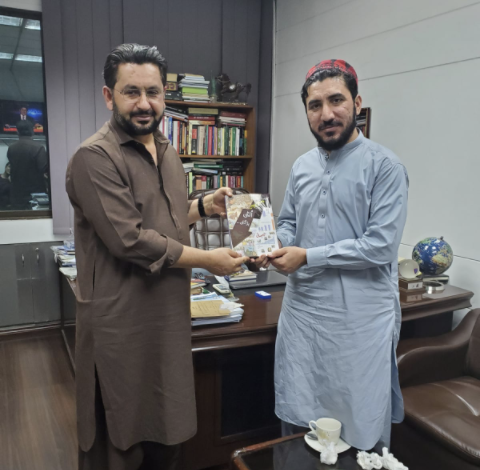 SaleemKhanSafi's tweet photo. محترم منظور پشتین سے روز۳ گھنٹے گپ شپ ہوئی۔انہیں اپنی نئی کتاب"اور تبدیلی الٹی پڑگئی" پیش کی۔ٹی ایل پی سےمعاہدےکاذکرکرتےہوئےانہوں نےکہا کہ یہ ریاست اس قسم کےفیصلوں سے ہمیں مجبورکررہی ہےکہ ہم بھی تشددکاراستہ اپنالیں لیکن عدم تشدد پریقین کی وجہ سےہمارے جائزمطالبات نہیں مانےجارہے۔ https://t.co/qMTOdO7gkL