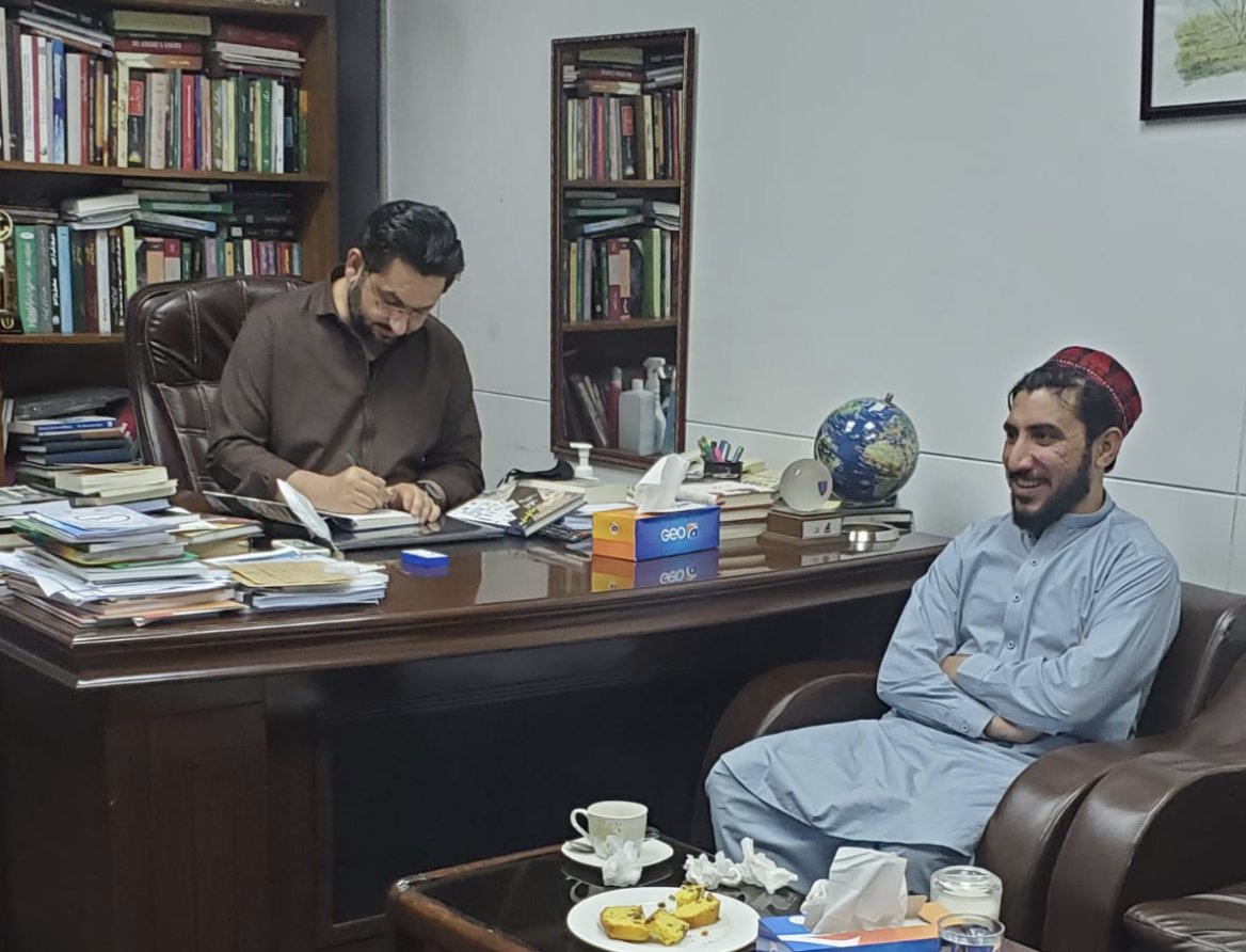 SaleemKhanSafi's tweet photo. محترم منظور پشتین سے روز۳ گھنٹے گپ شپ ہوئی۔انہیں اپنی نئی کتاب"اور تبدیلی الٹی پڑگئی" پیش کی۔ٹی ایل پی سےمعاہدےکاذکرکرتےہوئےانہوں نےکہا کہ یہ ریاست اس قسم کےفیصلوں سے ہمیں مجبورکررہی ہےکہ ہم بھی تشددکاراستہ اپنالیں لیکن عدم تشدد پریقین کی وجہ سےہمارے جائزمطالبات نہیں مانےجارہے۔ https://t.co/qMTOdO7gkL