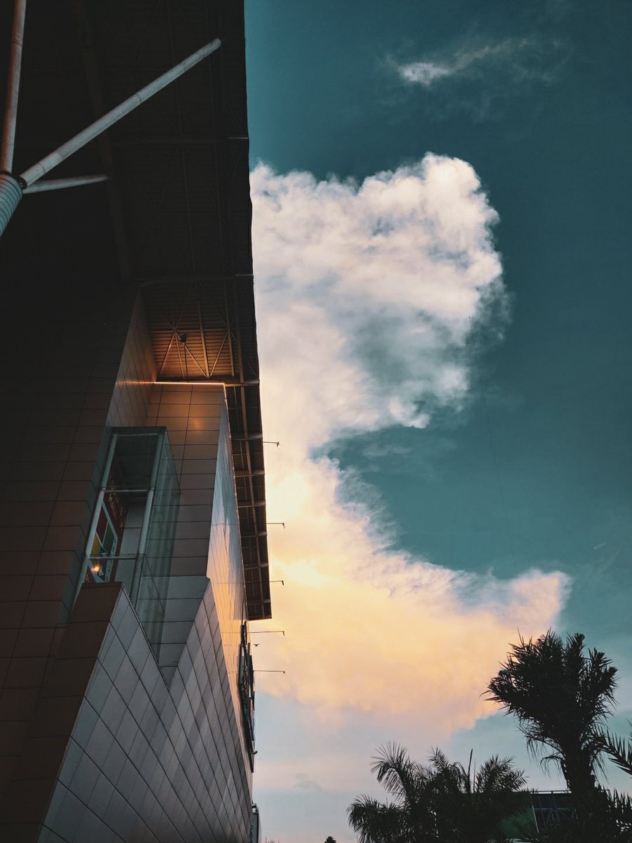im_srish's tweet photo. When we feel stuck, look at the sky. The clouds remind us that everything changes. https://t.co/ooCJAmT01U