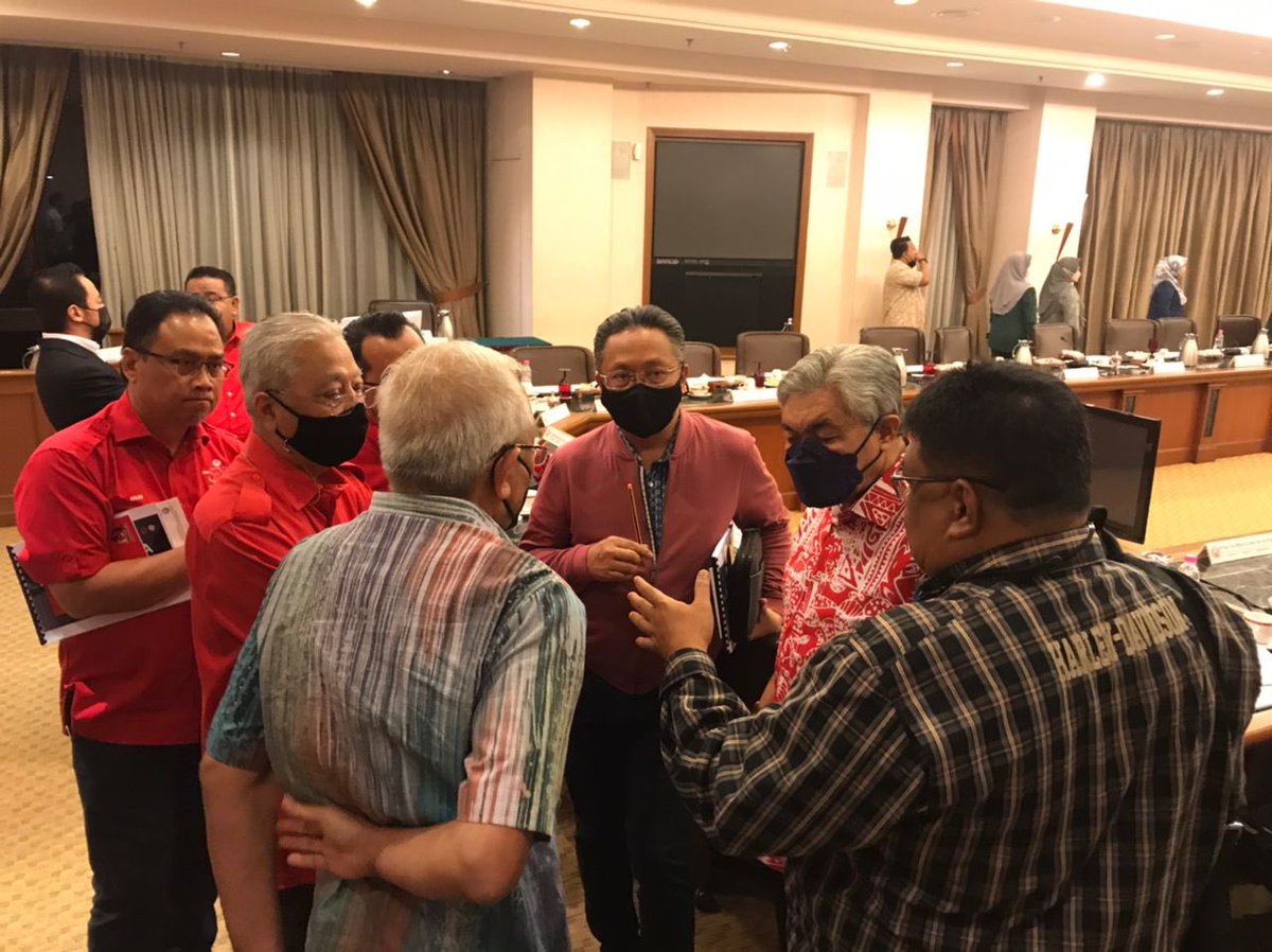 DARDOfficial's tweet photo. Diskusi pilihanraya Melaka pasca mesyuarat Majlis Tertinggi UMNO. Semoga segala perancangan direstui Allah.

#KestabilanDemiKemakmuran
#StabilityForProsperity https://t.co/F9wsedFiLX